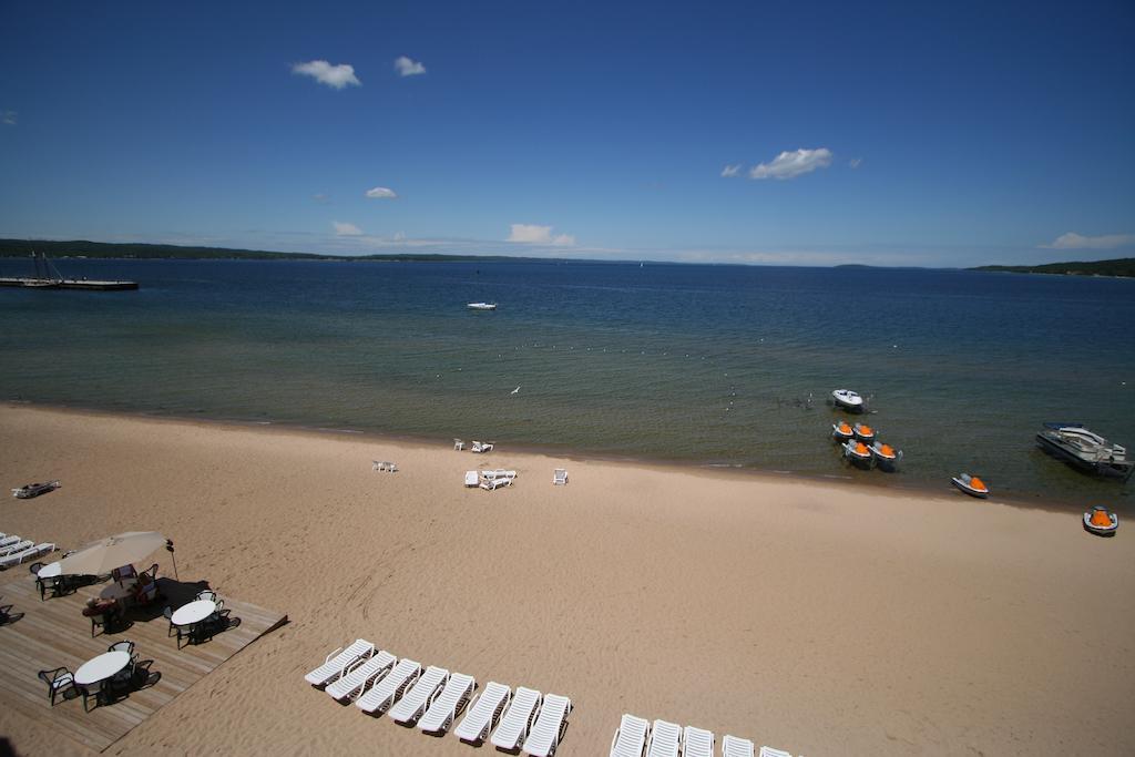 Bayshore Resort Traverse Stadt Exterior foto
